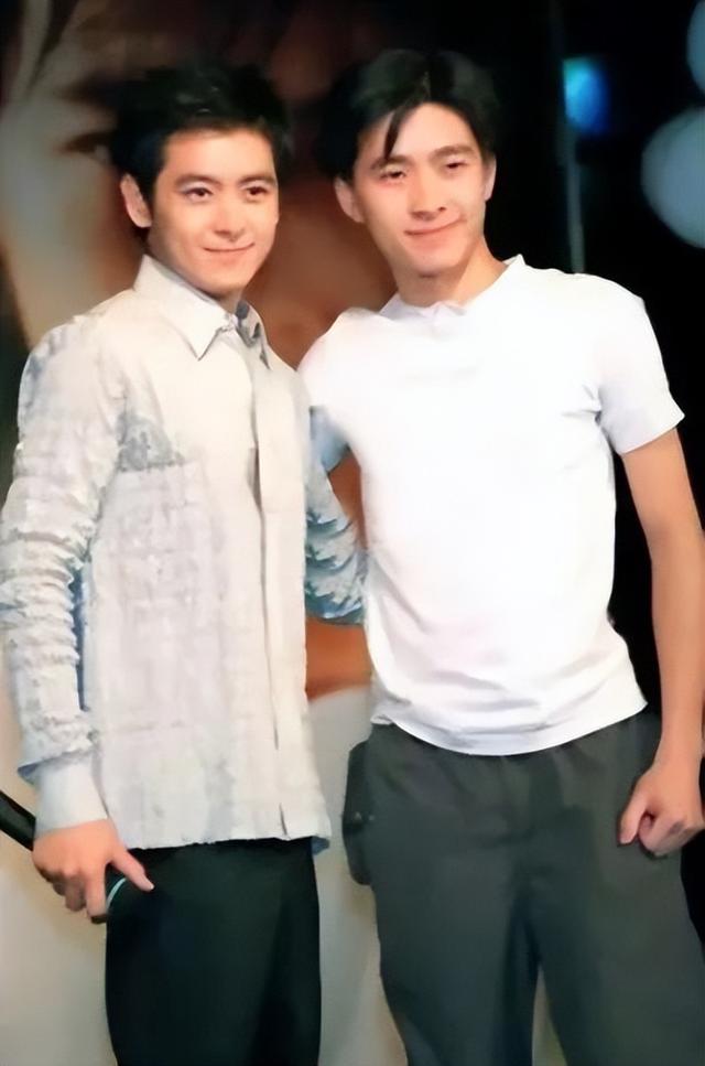 50岁的林志颖和46岁的弟弟，弟弟比哥哥帅，哥哥已经“姨化”了