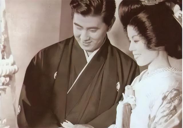 宇津井健的旷世恋:爱妻患病40年不离不弃,83岁去世当天娶了初恋