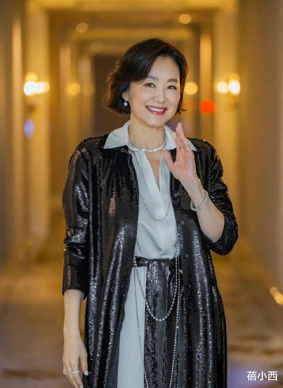 50、60岁的女人，不要再留长发了，学林青霞剪短发，穿白裙好年轻