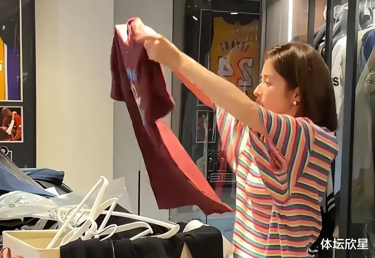 付辛博老婆晒衣橱像批发市场，颖儿衣服扔一地！送助理T恤好大方