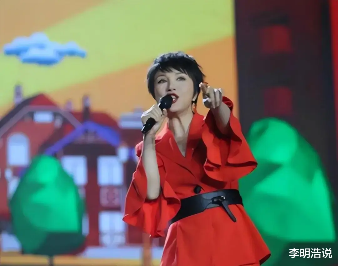 她7次登上央视春晚,因贪财被封杀,现在54岁沦落到街头卖唱