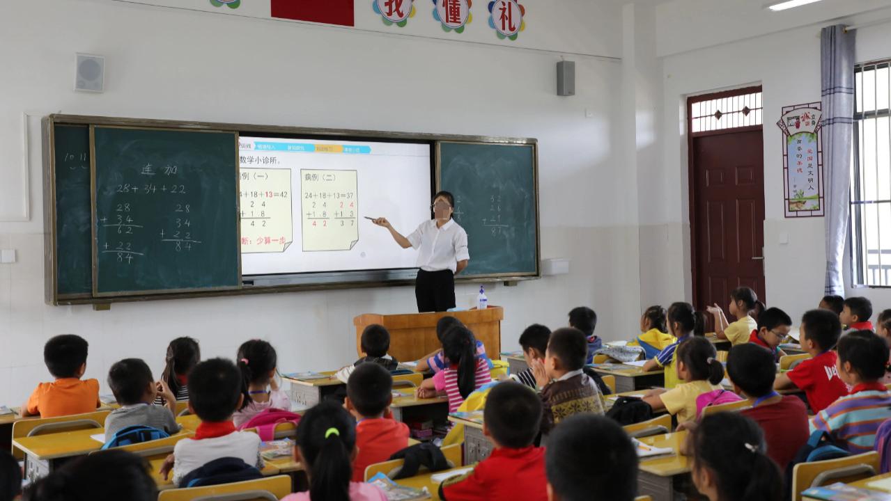 6年女教师哺乳期被学校调岗为保洁，三年维权路只获赔5万多元