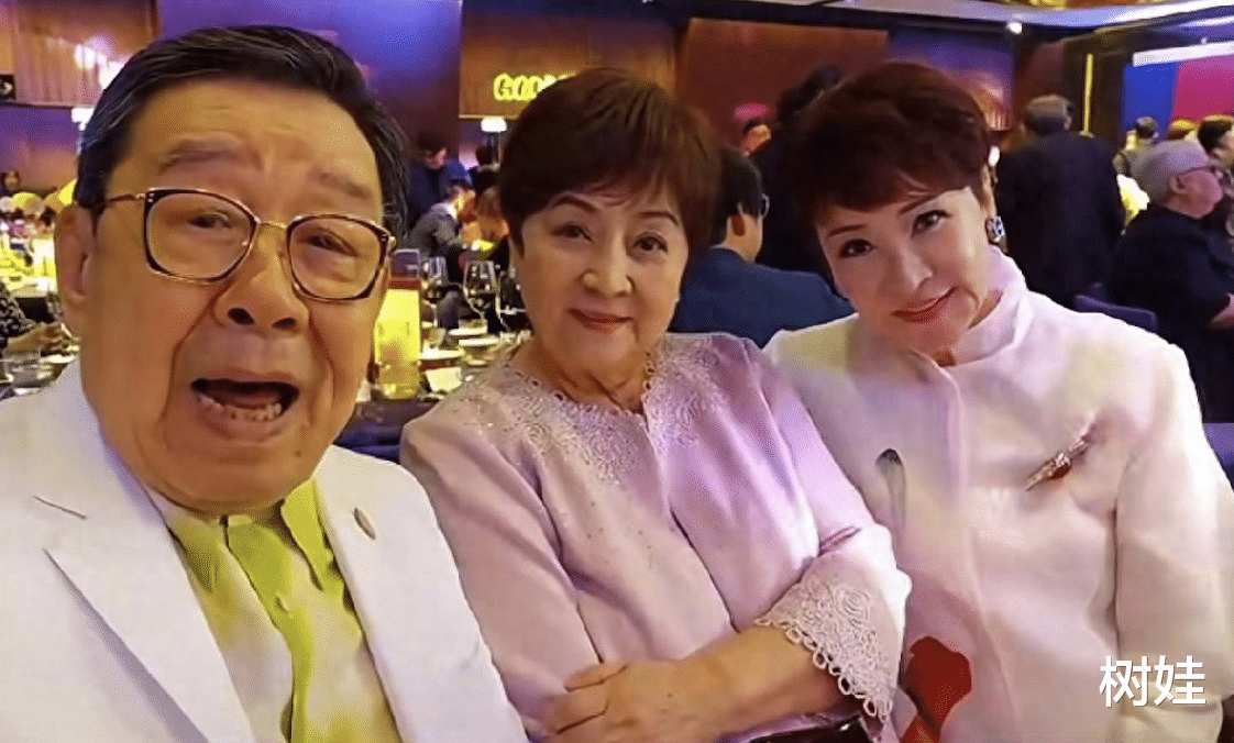 谢贤两任前妻罕见同场,72岁狄波拉满面春风,主动与甄珍贴身合照
