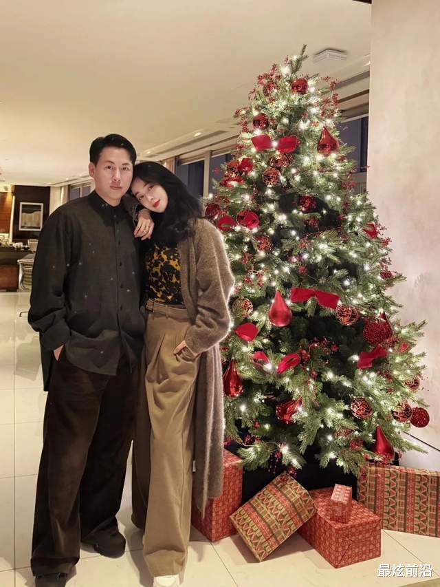 范冰冰私下放得开!穿豹纹衫与男友人依偎在一起,容光焕发似少女