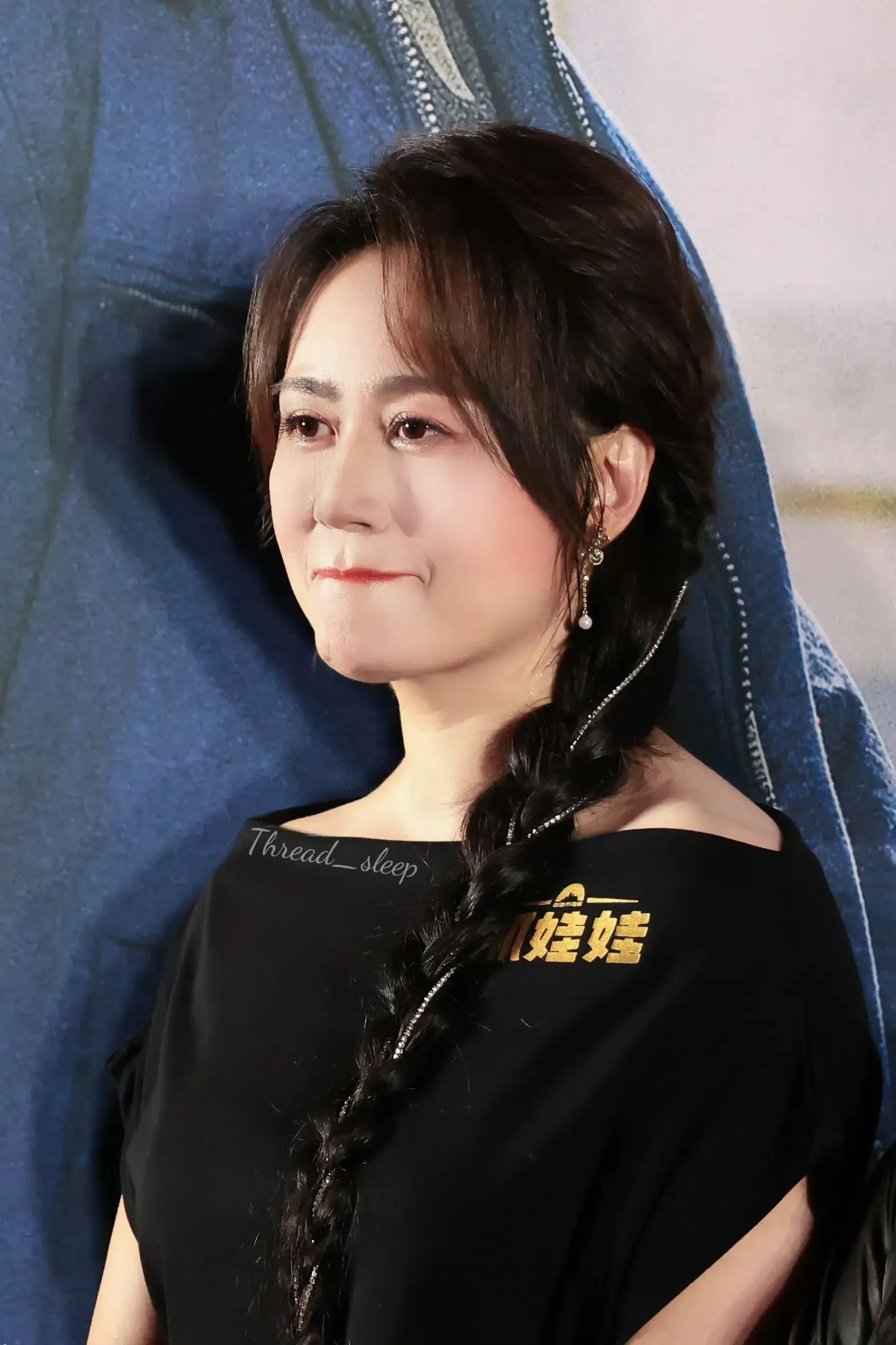 马丽在电影《抓娃娃》里扎巴黎世家的头绳，爱马仕橙色包包火了