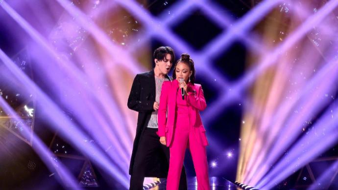 春晚|《歌手》那英夺冠，演唱煽情，胜之不武，凡希亚香缇莫虽败犹荣