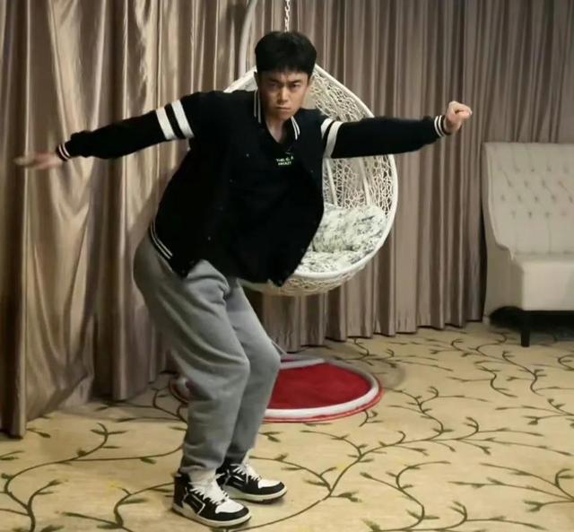 长相被嘲像猴子,跑十九年龙套,43岁的刘冠麟走红并不是意外