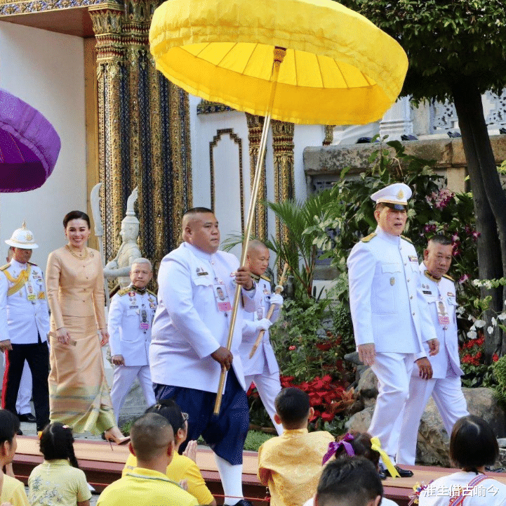 72岁泰王给玉佛换衣体力不支，苏提达全程陪伴，不惧两位后宫新人