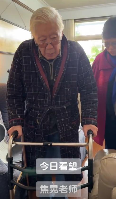88岁焦晃现状:行动不便靠助行器行走,与小30岁妻子住无电梯顶层
