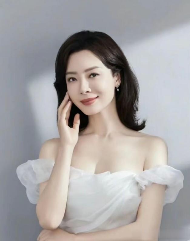 原来“锁骨发”才是最适合中年女人的发型!瞧刘嘉玲、陈数有多美