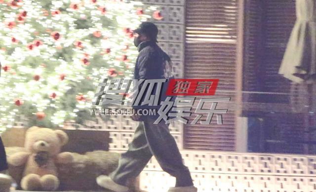 40岁王宝强近况曝光!带女友低调聚餐,开200w大G,生活非常潇洒