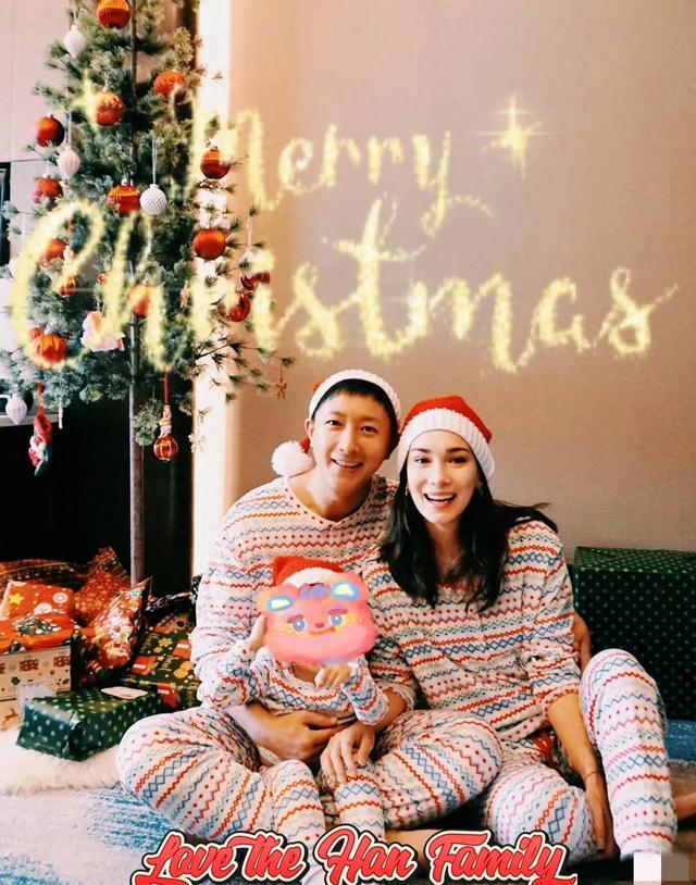 卢靖姗晒圣诞全家福，韩庚怀抱2岁女儿，一家三口穿亲子装好幸福