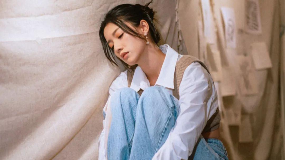 蔡思贝御姐魅力 白皙脚丫