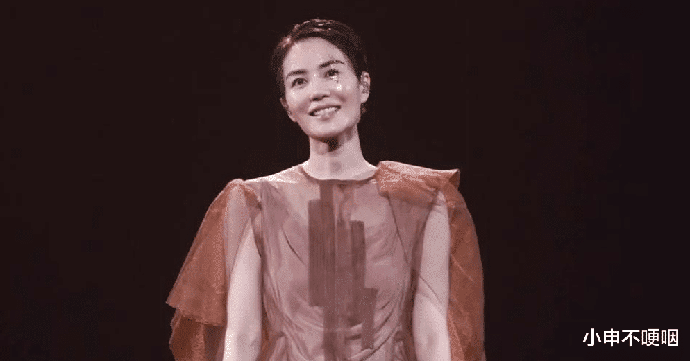 谢霆锋成首位香港歌手在启德开演唱会，实力遭质疑：他有什么歌？