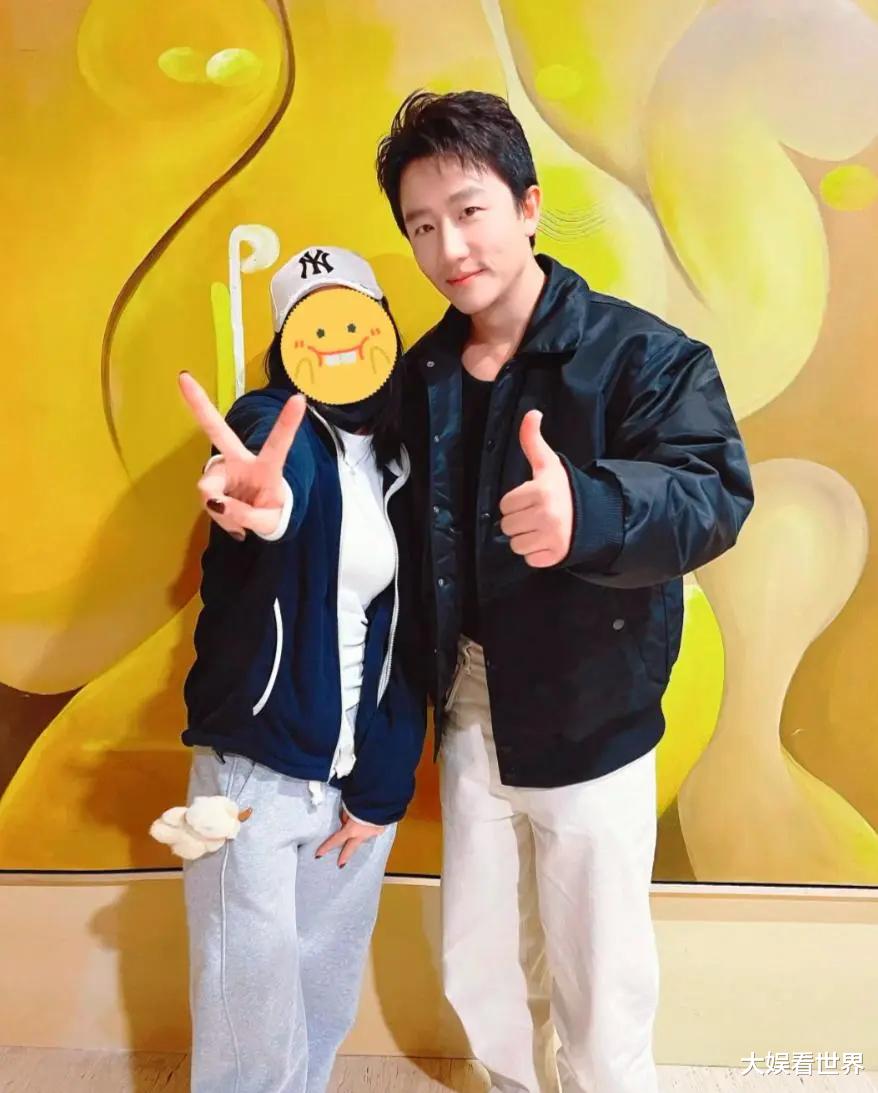 黄轩女友剧组探班,买披萨被赞亲和没架子,本人颜值又美又知性