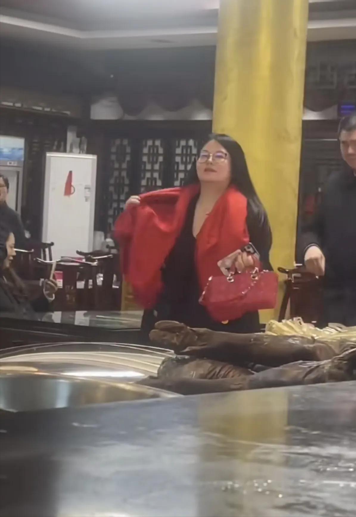 李湘携家人外出游玩，大佬范十足！疑获领导接待李湘敬酒很豪爽