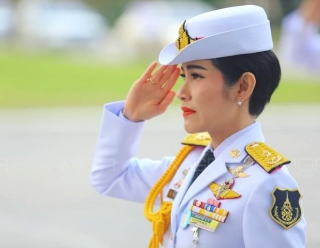 诗妮娜真怀孕去了?出宫前多张“孕照”被挖,公务时泰王全程盯梢