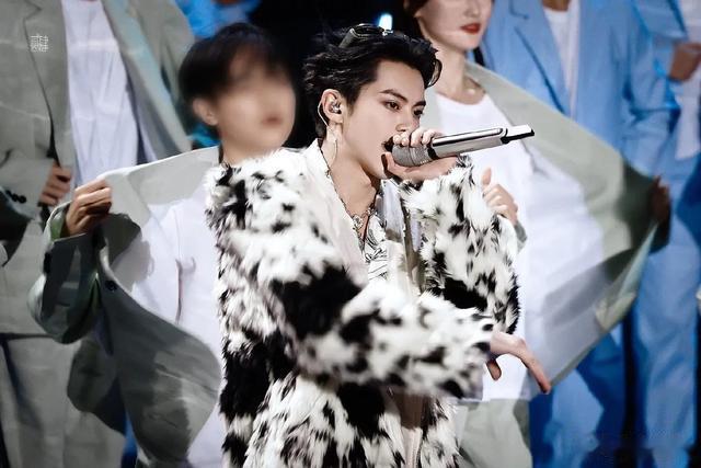 跨年晚会一夜，最帅男艺人洗牌，酷盖登顶，于适第9嘉伦第8李现6