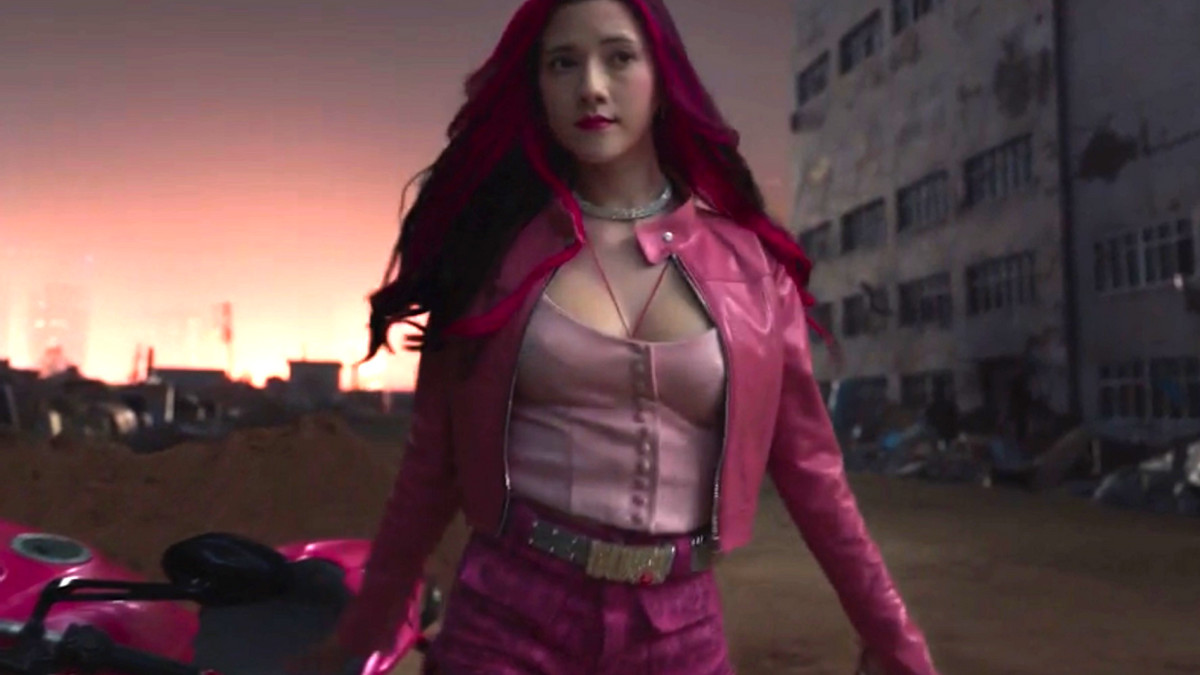 影版《异人之下》冯宝宝火上热搜，颜值一流，身材一流，武功一流