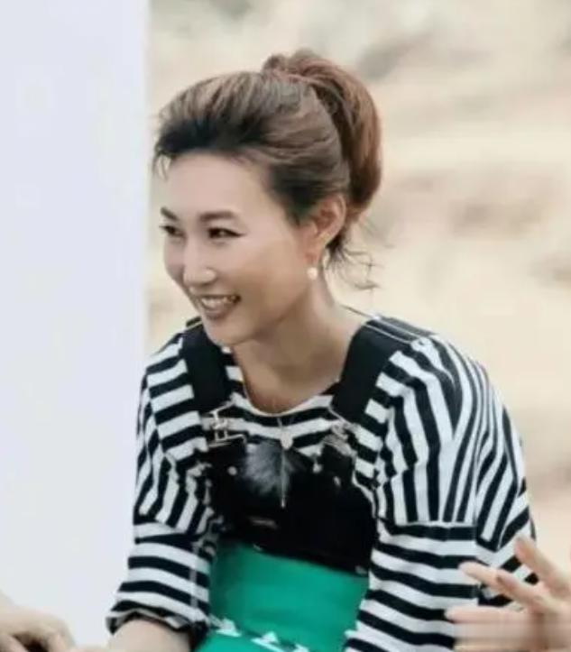 央视主持人李梓萌竟戴假发工作20年,摘下假发后网友都惊呆了!