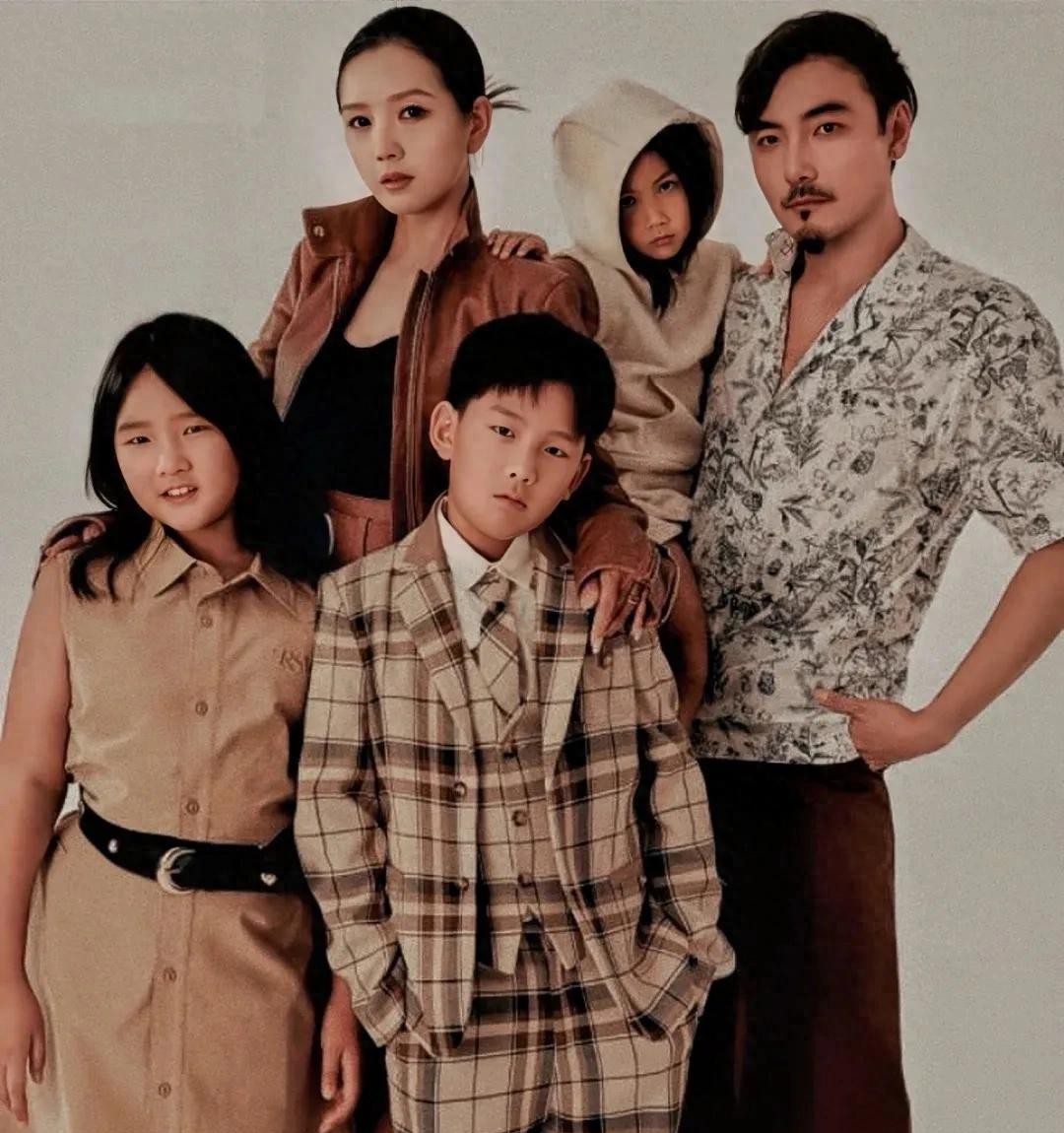 何洁一家五口首登杂志封面，小女儿颜值高，时尚表现力超哥哥姐姐