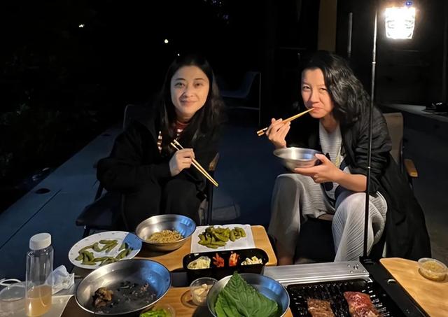 刘琳晒50岁生日照,没化妆素颜太真实了吧,皱纹黄斑都看得见!