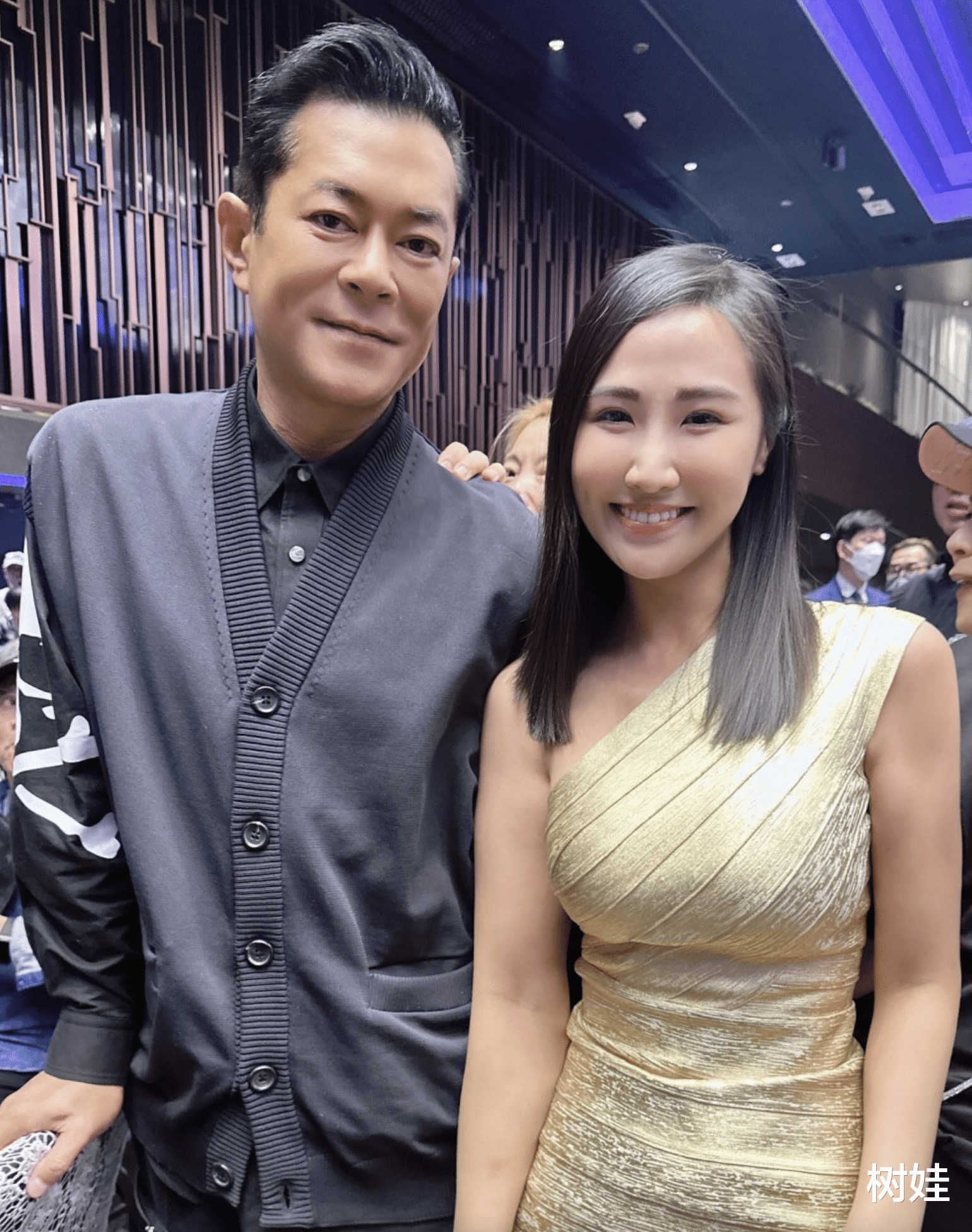 钱嘉乐举办动作演员春茗,古天乐现身众人争相留影,合照略显疲惫