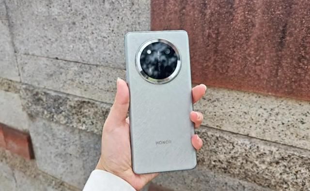 荣耀化身“价格屠夫”，6600mAh+卫星通信，堪称千元机搅局者