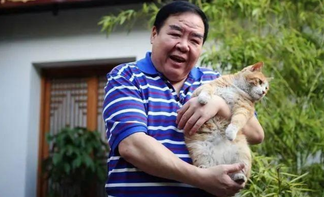 被遗忘的香港影帝郑则仕:欠债8000万,住贫民区10年,今两鬓斑白