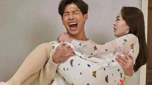 35岁宋轶拍摄影视剧，穿睡裙被男演员公主抱，男演员表情略尴尬