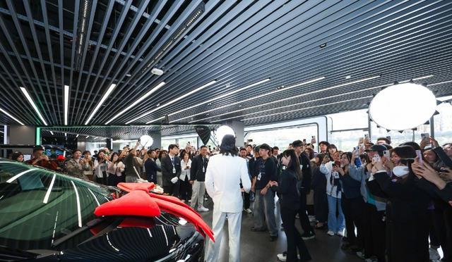 向佐真懂浪漫!小年夜送郭碧婷豪车做衣帽间,亲自为老婆涂口红帅