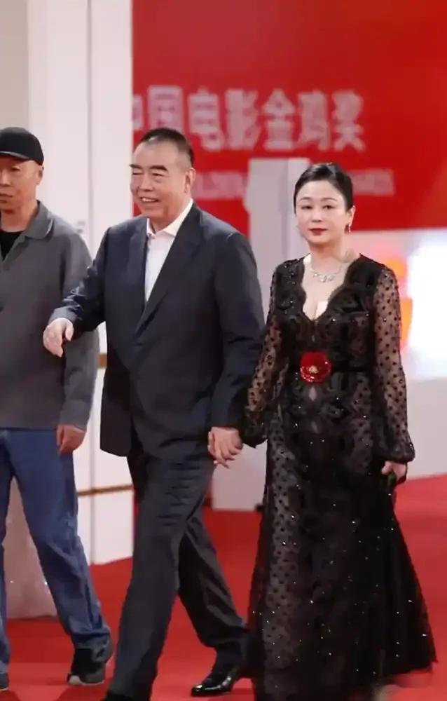 张光北夫妻一同现身参加活动,60岁老婆身材迷人状态超好,真美