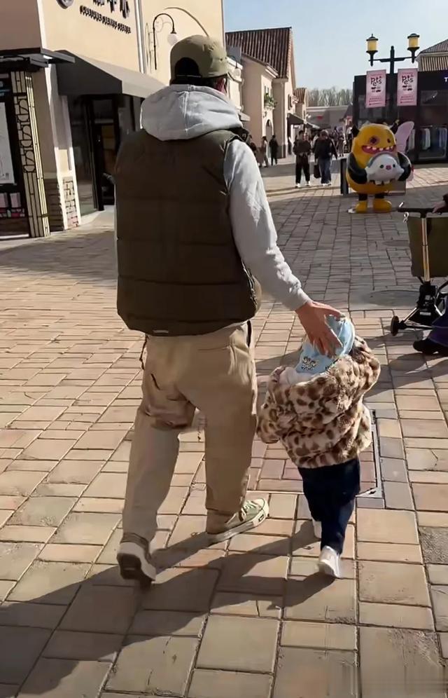 王灿一家逛奥莱,小蛋饺坐婴儿车很乖巧,杜淳弯腰哄孩子父爱满满