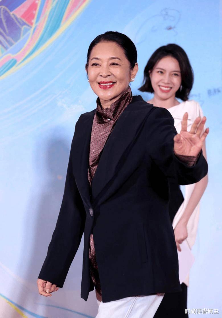 65岁倪萍减肥后真时髦,穿新中式不扮嫩很高级,完全没之前的土气!