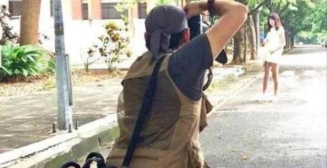 57岁焦恩俊地中海戴假发,走穴赚钱养俩女儿,身材倒是依旧能打