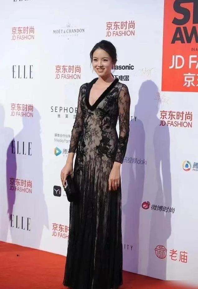 张梓琳不愧是世界小姐,穿黑色蕾丝裙优雅大方,模特身材令人羡慕