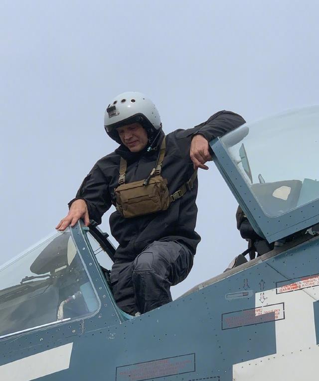 又美又飒!女飞行员徐枫灿生活照曝光,原来她还有这么温婉的一面