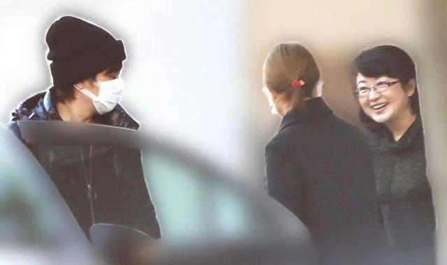 山口百惠逛公园遛狗胖成奶奶,三浦友和穿黄羽绒服容光焕发,老了