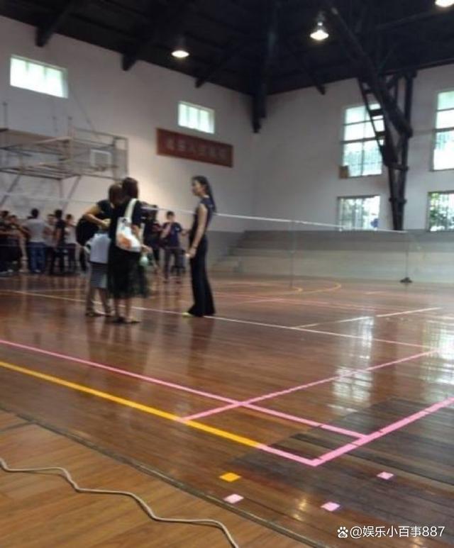 刘亦菲素颜出镜打羽毛球,大汗淋漓猛吸饮料,依然难掩美丽