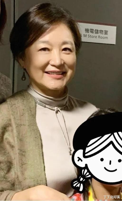 林青霞同框汪明荃,69岁自然老太有魅力,阿姐靓丽打扮都被抢风头