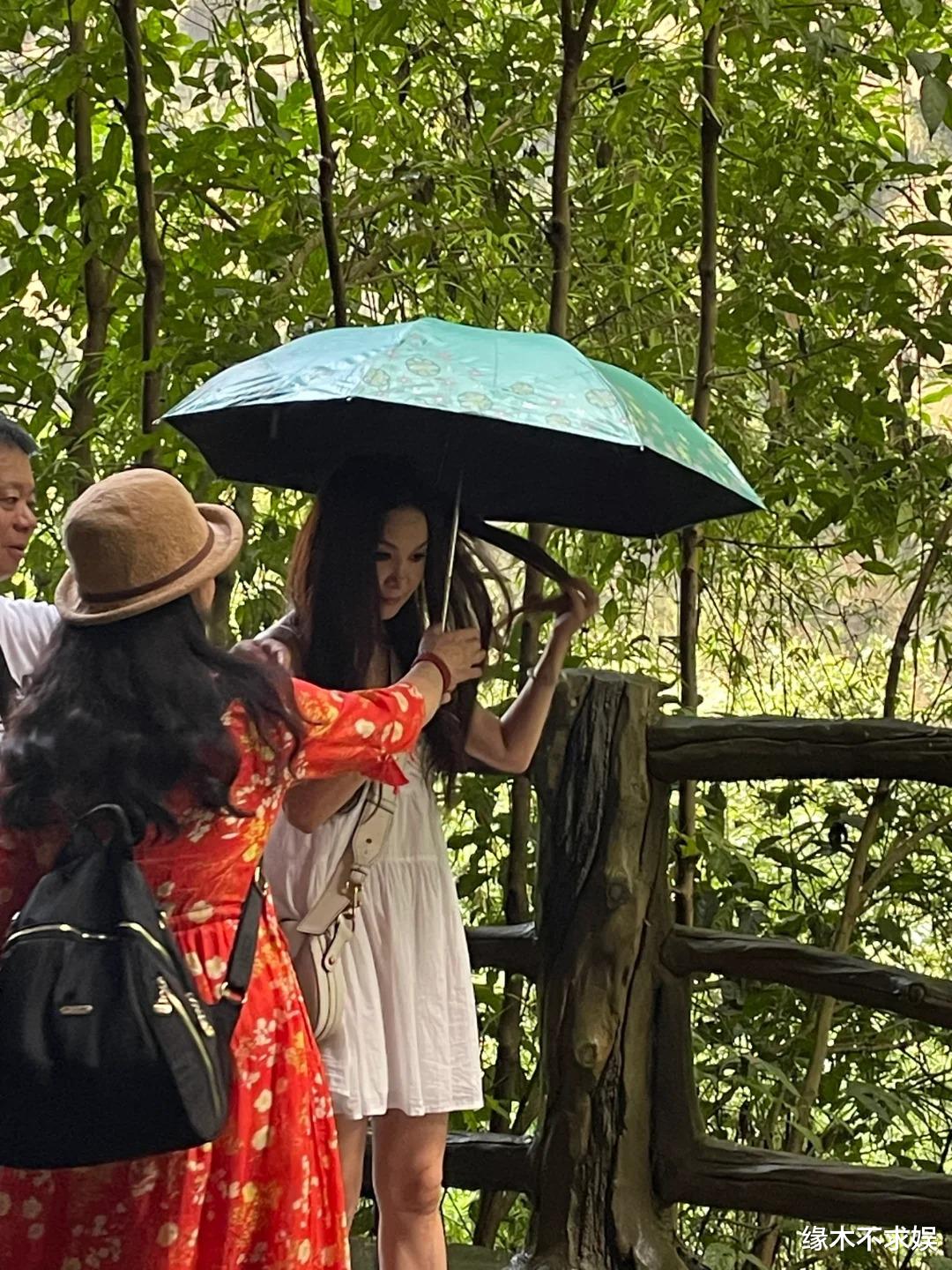 57岁温碧霞近照曝光，皮肤如树纹好沧桑，趴窗户拍照吓到网友！