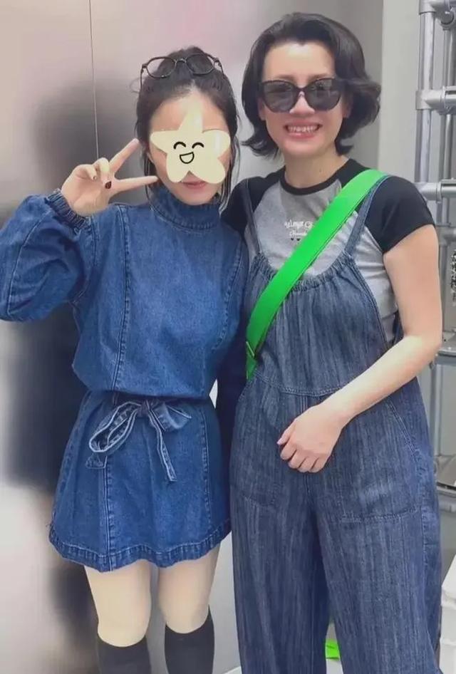 刘琳晒50岁生日照,没化妆素颜太真实了吧,皱纹黄斑都看得见!