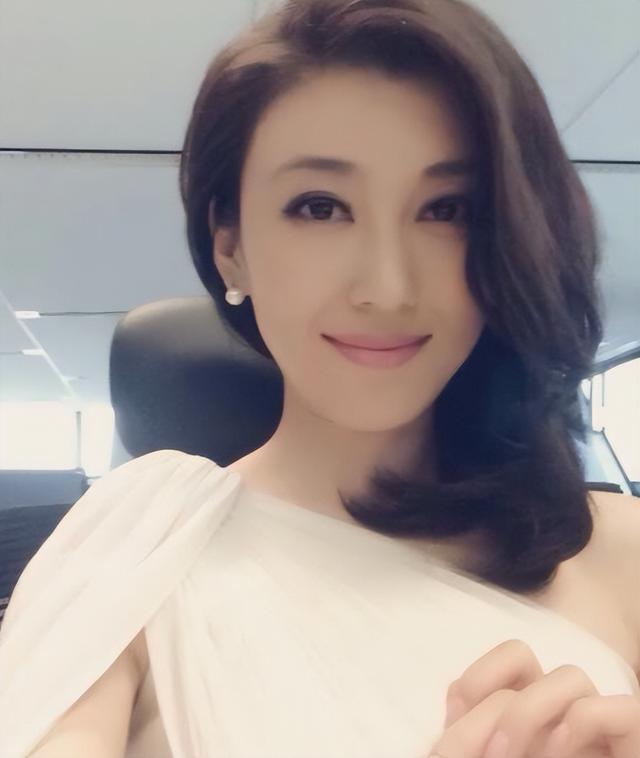 “央视女神”李红:被造谣嫁富豪,如今44岁单身,活出自己的精彩
