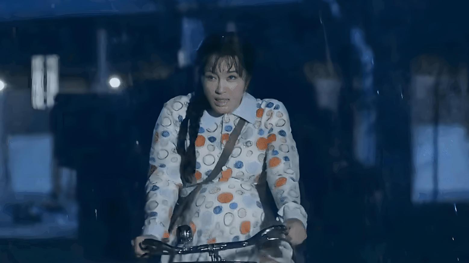 刘晓庆71岁刘晓庆硬扮16岁少女，挑战观众审美极限！