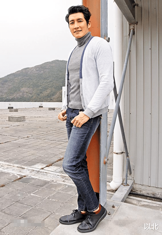 他身高1.88是亚视三雄之一，曾获赞最有台型，夫妻皆面嫩保养有招