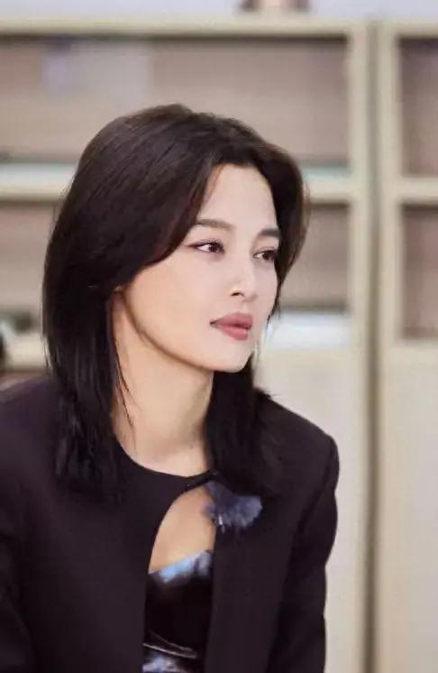 辛芷蕾“无痕液体裤”出镜,看到腿的那刻,才明白什么叫人间尤物