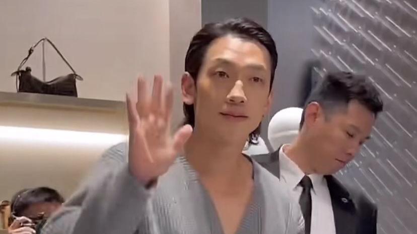 42岁Rain现身活动身材魁梧，发际线后移难掩憔悴，网友：太油腻了