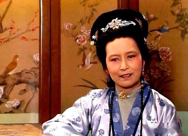 身为“老戏骨”却定居日本，64岁风韵犹存，儿子母语是“日语”