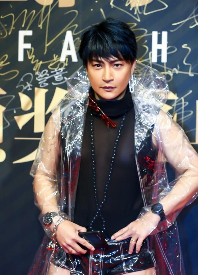 过气明星有多惨？农村走穴，摆摊还债，而他哭穷：卡里只剩100万