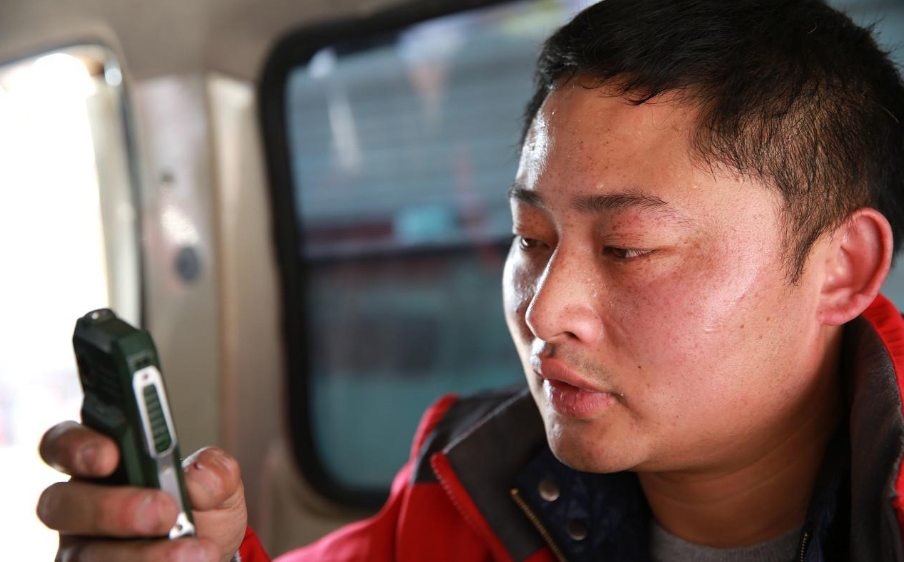 年前借8000元给同事，5个月未还，开年给我留了张短信就辞职了